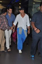 Akshay Kumar snapped at the airport in Mumbai on 30th July 2013 (2).JPG